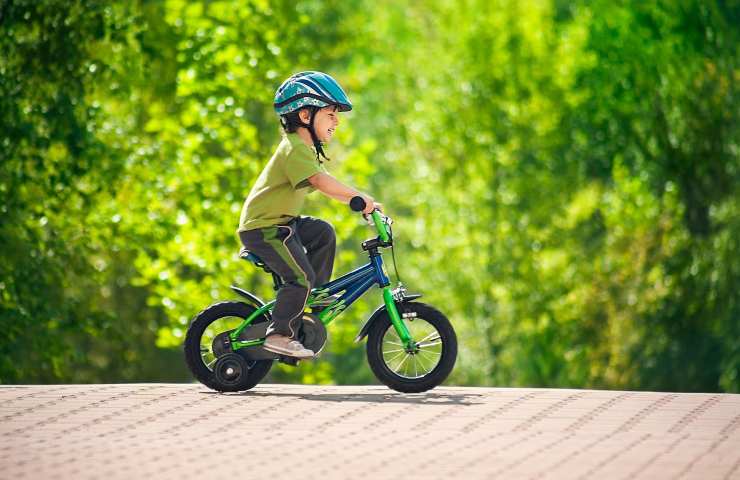 Andare in bicicletta bambino attività