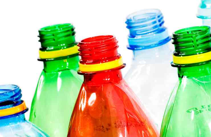 Bottiglie plastica come schiacciare motivo