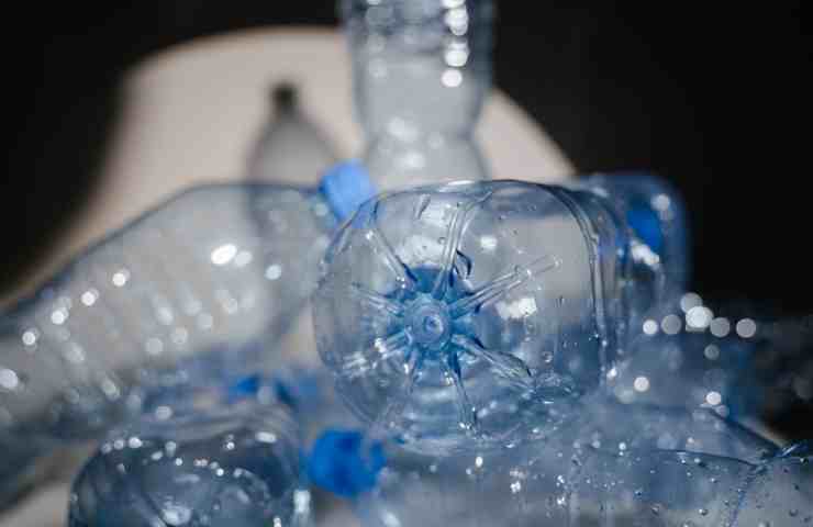 Bottiglie plastica come schiacciare metodo