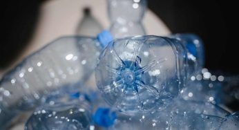 Bottiglie di plastica: se le schiacci così per gettarle sbagli (e non aiuti il riciclo)