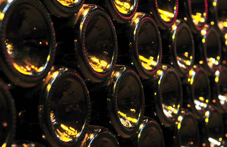 Bottiglie vino fondo concavo motivi