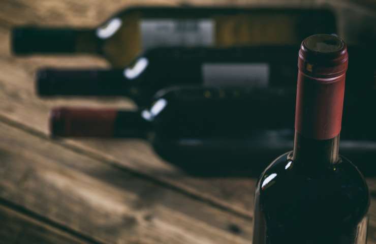 Bottiglie vino fondo concavo motivi