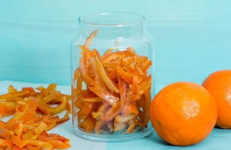 Bucce d'arancia non buttarle usi alternativi