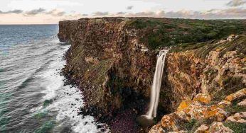 Cabu Nieddu, cascata che “cade” nel mare: spettacolo tutto italiano