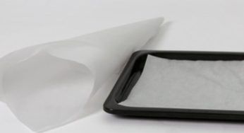 Carta da forno, dove si butta? La risposta che non ti aspetti: tutti sbagliano