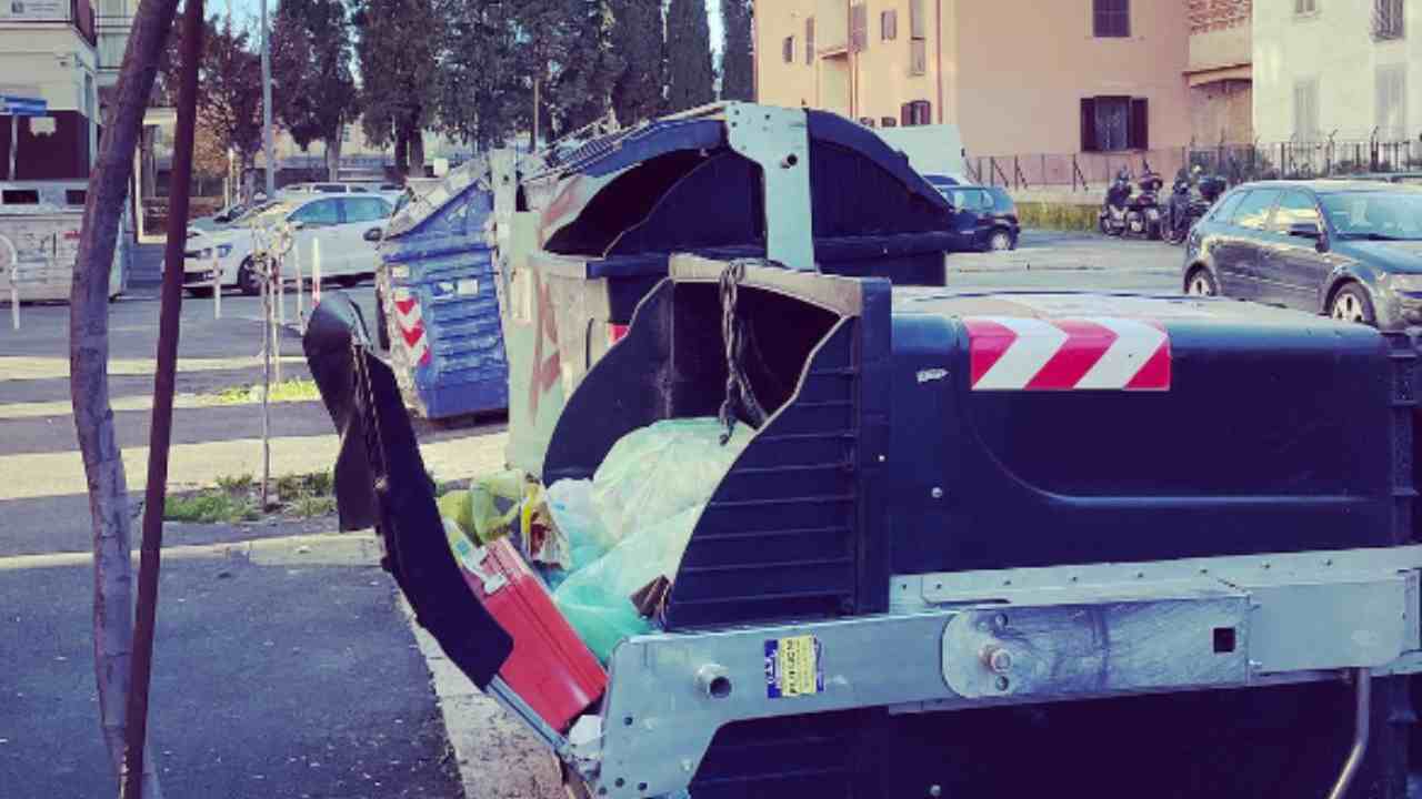 roma rivoluzione rifiuti cassonetto bello resistente