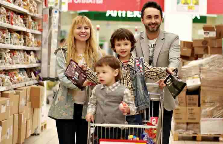 Famiglia al supermercato con cane