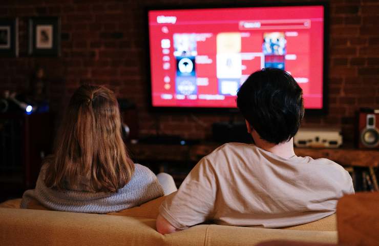 Guardare la tv e poi addormentarsi: le ripercussioni