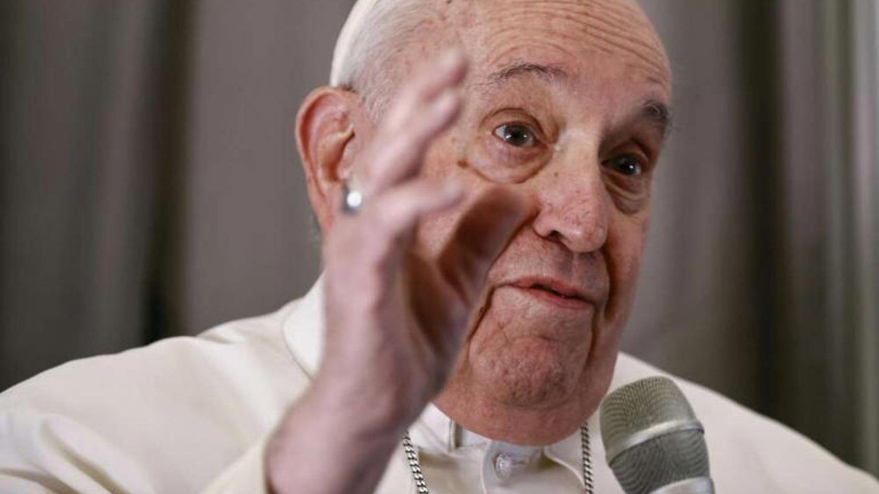 Papa Francesco pronto alle dimissioni: "Sono vecchio"