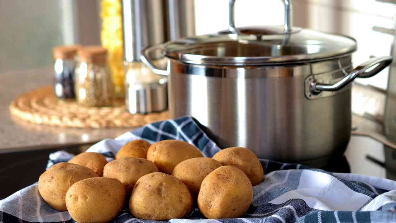 Trucco pelare patate lesse