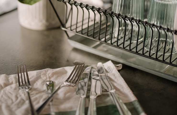 Pulire i piatti: i trucchi per dire addio a quel fastidioso odore