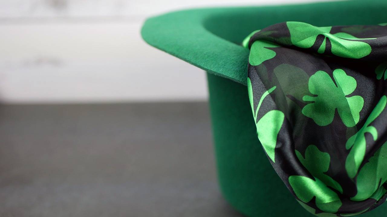 Abito da donna con stampa a trifoglio verde + calze bianche + mini cappello verde con piuma