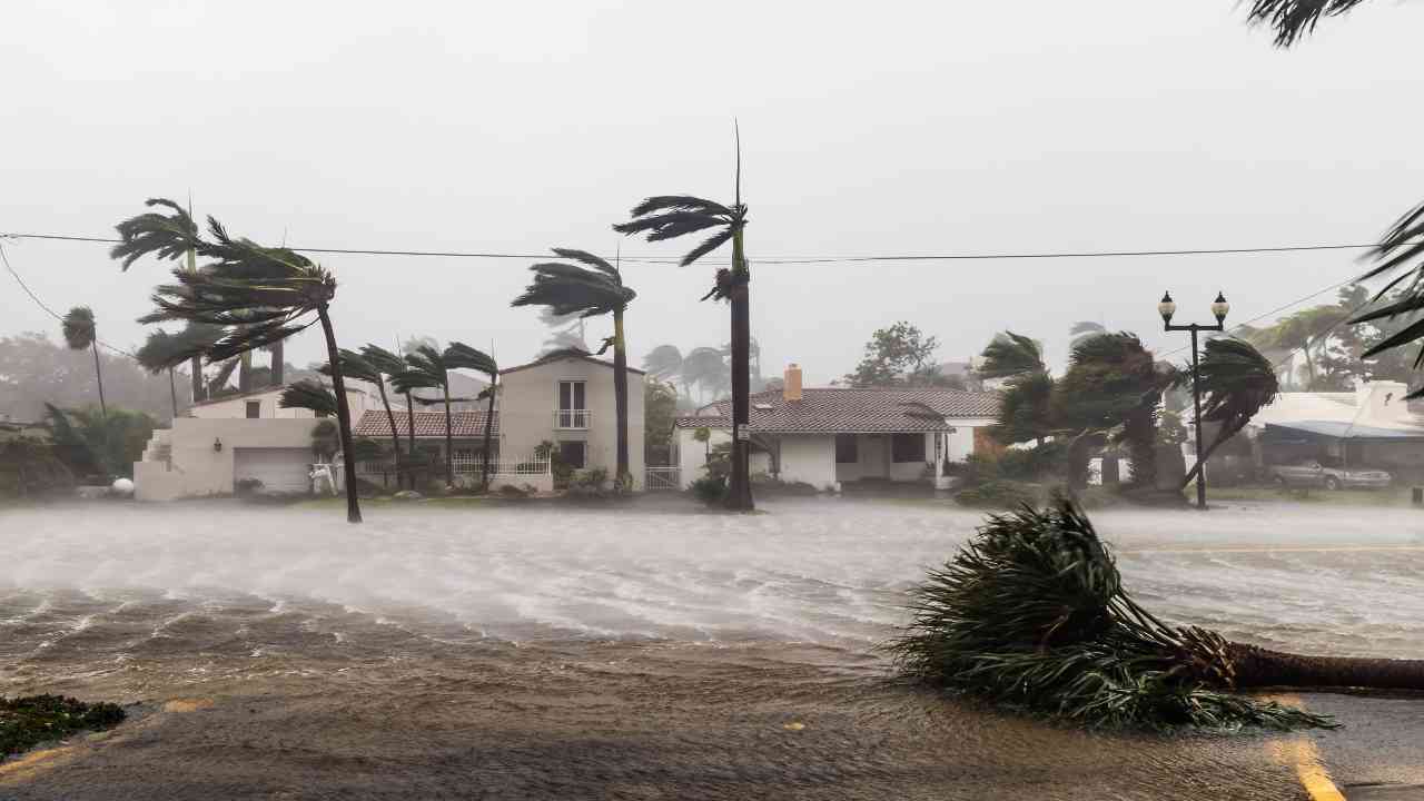 uragani tempeste tropicali aria calda