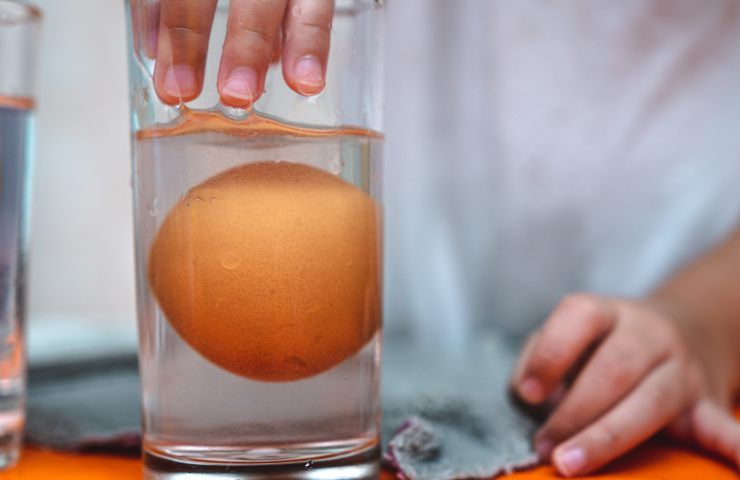 uova bicchiere acqua