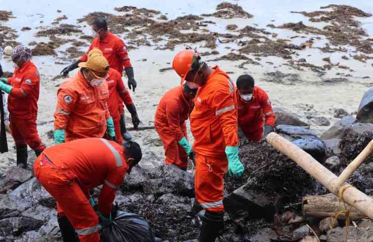 Disastro ambientale Filippine petroliera affondata largo