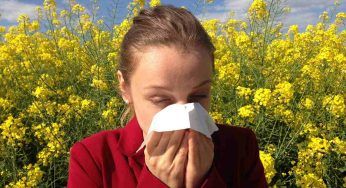 Gli starnuti già non ti danno tregua: cambia il clima e con lui anticipano anche le allergie