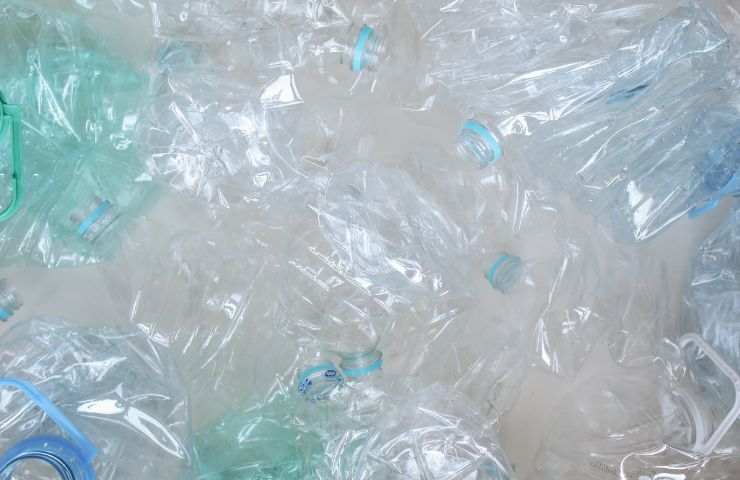 Bottiglie di plastica riciclo schiacciare