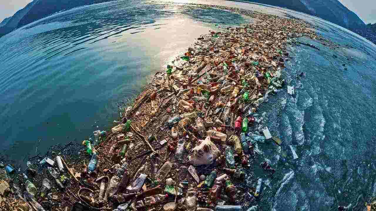 plastica inquinamento oceani
