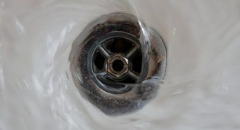 Giallo intorno scarico del lavandino: eliminalo così, tornerà nuovo