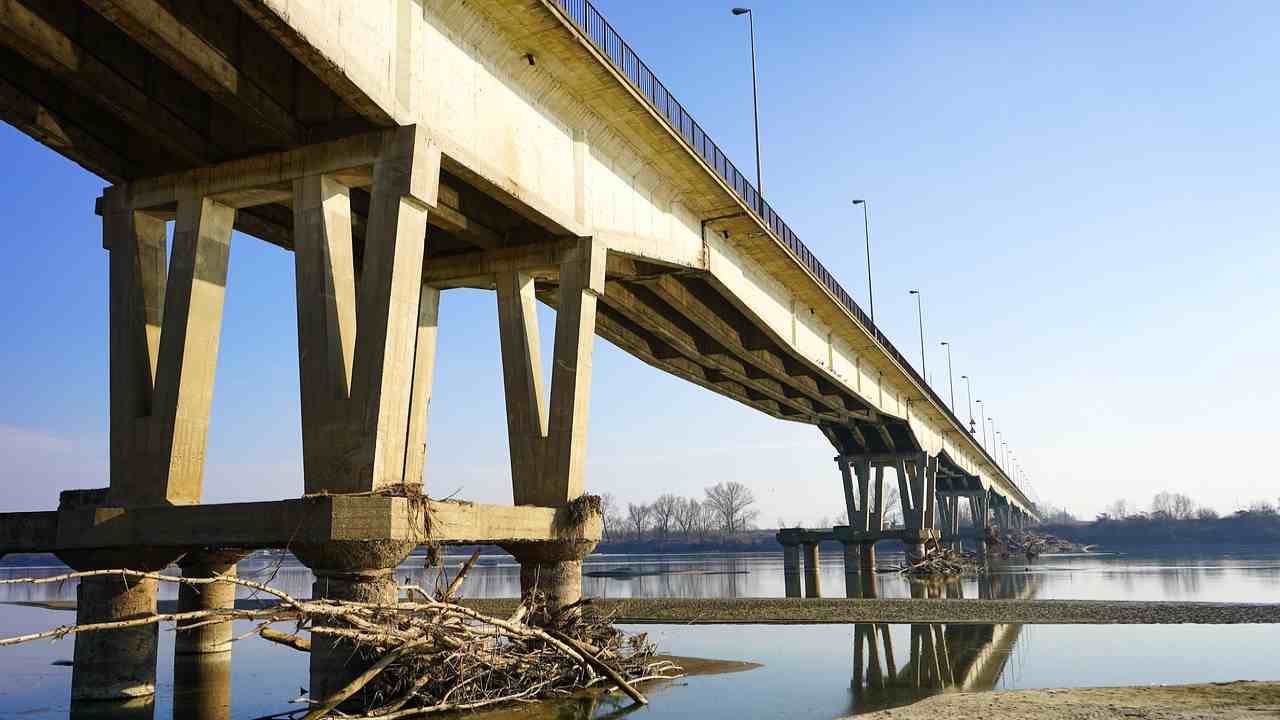 Siccità ponte fiume