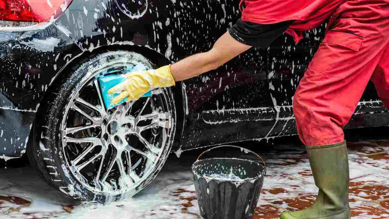 lavare auto acqua risparmiare
