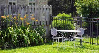 Inizia a sistemare il giardino: come far tornare bianchi i mobili