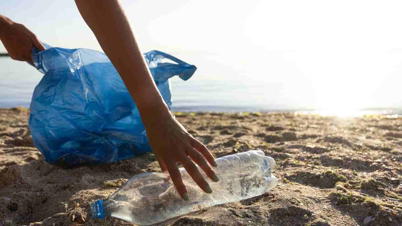 spiaggia medicinali rifiuti anni fa