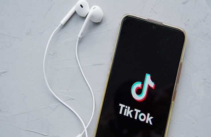 tik tok video virale donna mangia polpi vivi