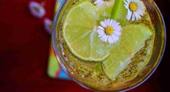 Acqua frizzante, la bevi sempre? Scopri cosa accade al tuo corpo