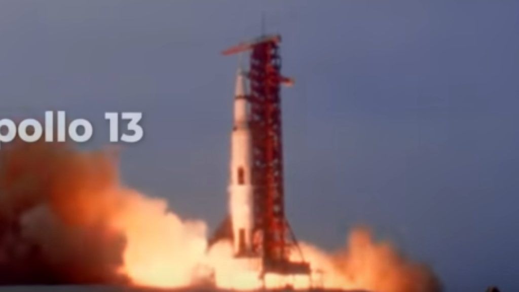 A 55 ore dal lancio, l'Apollo 13 ha un incidente: 