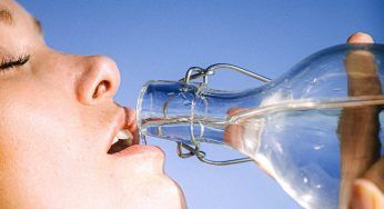 Acqua frizzante o naturale, quale la migliore? Dipende da chi la beve