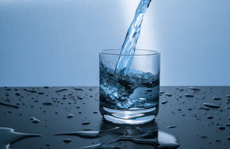 Acqua naturale acqua frizzante quale migliore proprietà differenze
