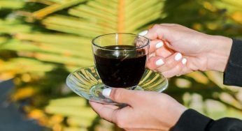 Quante volte capita di bere caffè e di correre in bagno? Perché accade