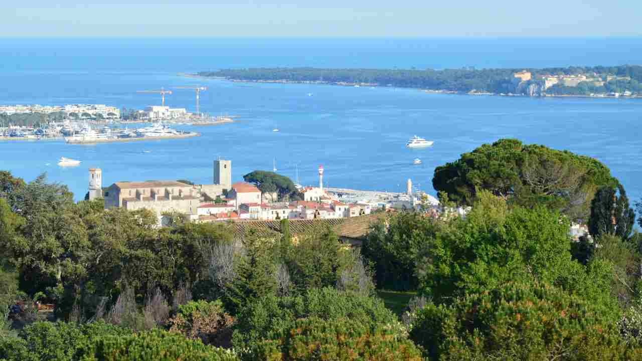 Canua Island spiaggia galleggiante Costa Azzurra polemiche ambientalisti