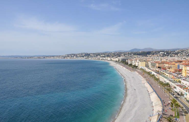 Canua Island spiaggia galleggiante Costa Azzurra polemiche ambientalisti