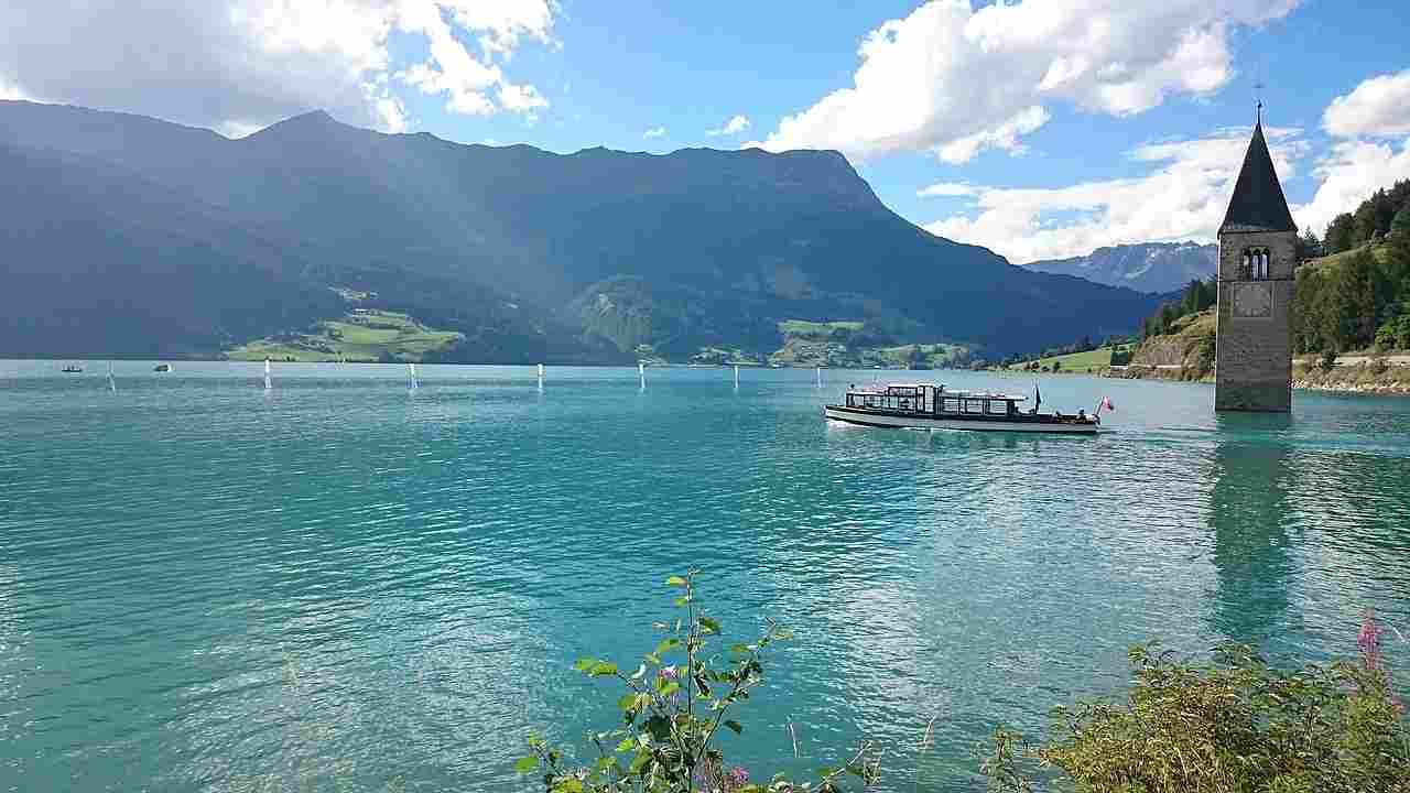 Antico paese Curon Lago di resia campanile sommerso