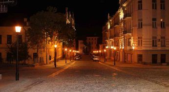 Bagliore illumina il cielo nella notte, è giallo: l’ipotesi delle autorità