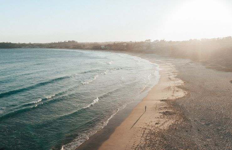 spiaggia rifiuti dischi di plastica