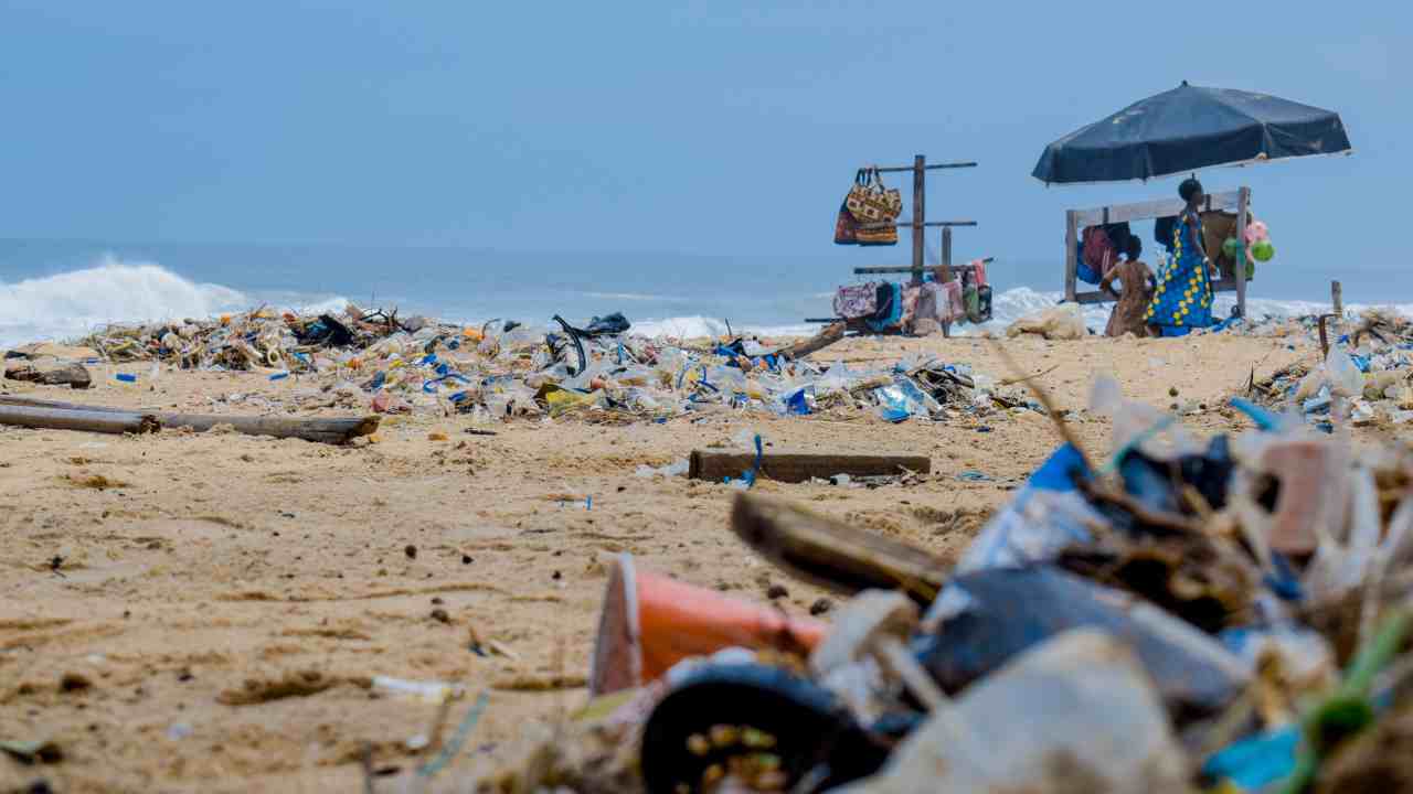 Flusso rifiuti plastica fiumi mare studio internazionale Europa