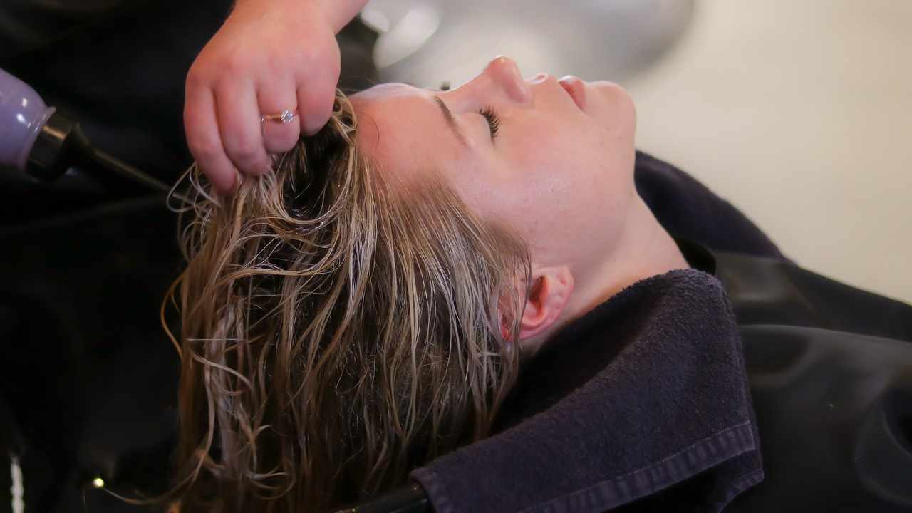 Ragazza lava i capelli