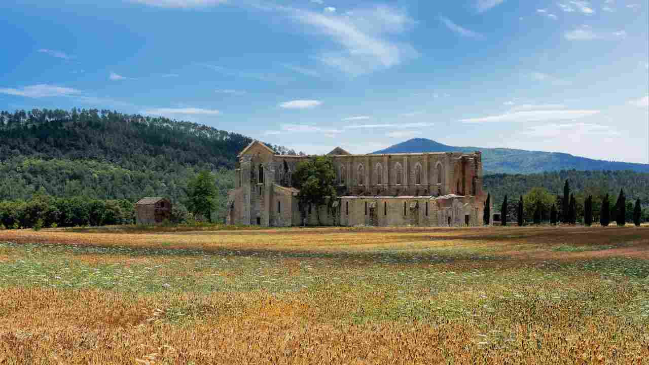 Abbazia San Galgano spada roccia Toscana senese