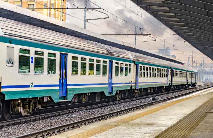 Intercity passeggeri bloccati treno deragliamento