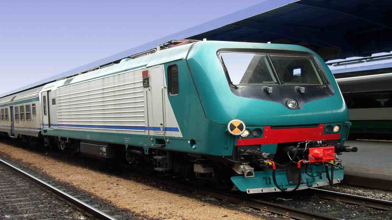 Intercity passeggeri bloccati treno deragliamento