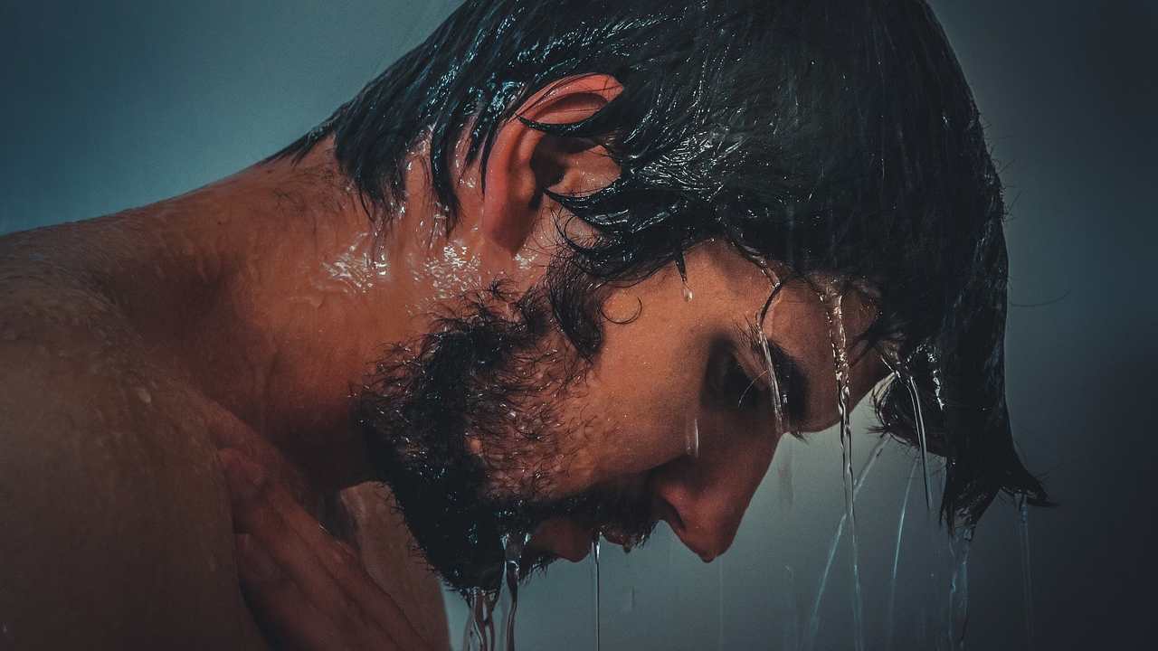 Uomo sotto la doccia 