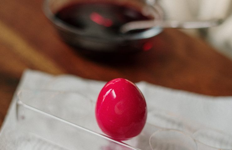 Uova Pasqua rosse: di cosa si tratta 