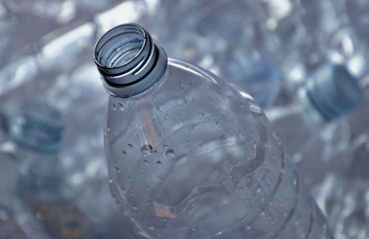 bottiglia plastica aperta