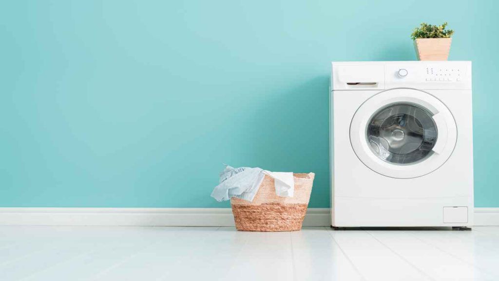Máquina de lavar roupa com cesto de roupas