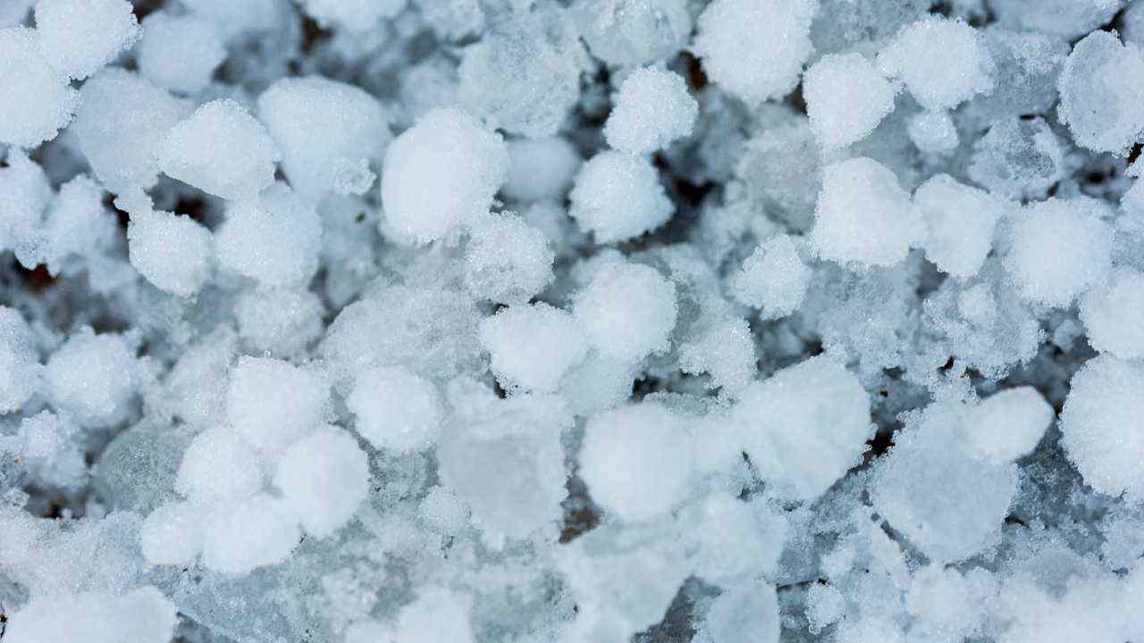 può cadere ghiaccio dal cielo