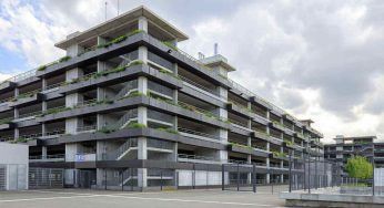Parcheggi multipiano e auto elettriche: grande problema in UK