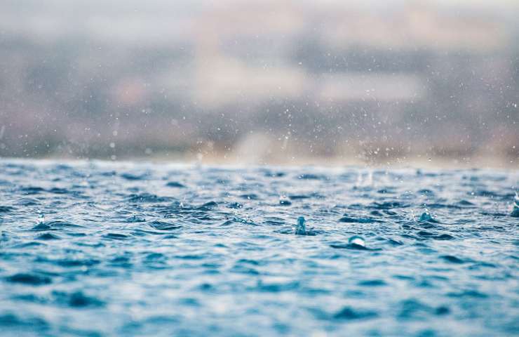 raccogliere acqua piovana ombrello